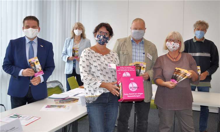 Präsentieren die Initiative KULTUR erLeben: (v.l.) der Erste Beigeordnete Holger Jung, Sabine Mehrholz (Vorsitzende des Forums Senioren), Susanne Fischer und Michael Venhaus (beide Seniorenberatung Swisttal), die städtische Demografiebeauftragte Bettina Hihn und Gerhard Endruschat (Seniorenbeauftragter der Gemeinde Swisttal). Quelle: Stadt Meckenheim