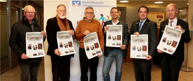 Präsentieren die Plakate mit den Konzertterminen: (v.li.) Ewald Gillig, Dr. Ralf Häring, Heinz Werthessen, Robert Nikolayczik, Thomas Klassmann (Voba Regionalleiter) und Alex Frings (VoBa Marktleiter Adenau).SES