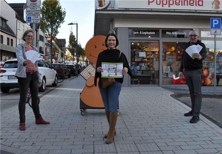 Präsentieren die Servicewoche, von links: Britta Paschke von der BuchSpielHandlung Pöppelheld, Sonja Crämer von der städtischen Wirtschaftsförderung und Willi Wittges-Stoelben, Vorsitzender Meckenheimer Verbund.Quelle: Stadt Meckenheim