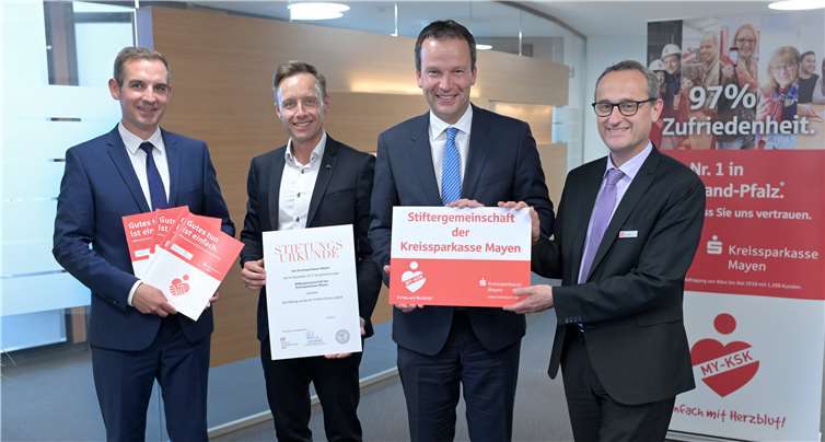Präsentieren die Stiftungsurkunde der Stiftergemeinschaft der Kreissparkasse Mayen: (v.l.) René Goldberg - Leiter VermögensberatungsCenter, Holger Carstens - Deutsche Stiftungstreuhand, KSK-Vorstandsmitglied Christoph Weitzel und das stv. Vorstandsmitglied Udo Lohner. Foto: KSK Mayen