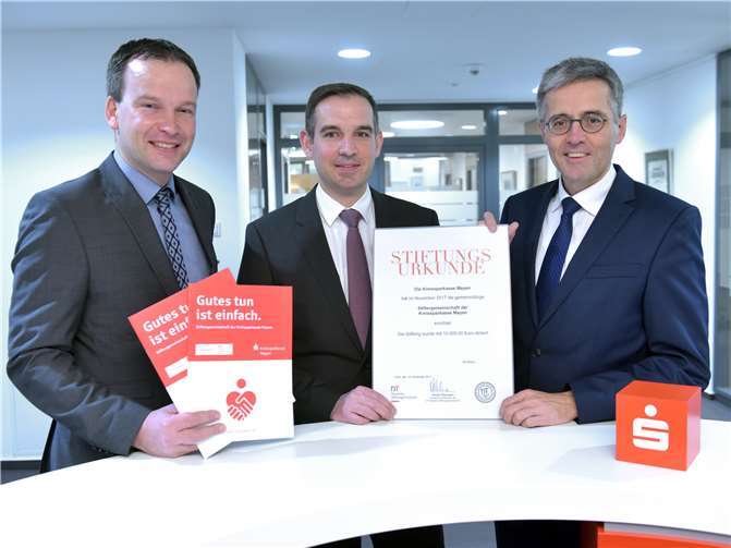 Präsentieren die Stiftungsurkunde der neuen Stiftergemeinschaft der Kreissparkasse: (v.l.) KSK-Vorstand Christoph Weitzel, René Goldberg, Leiter VermögensberatungsCenter und Vorstandsvorsitzender Karl-Josef Esch.