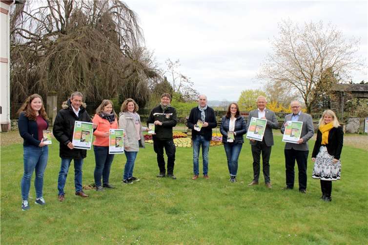 Präsentieren die Westerwälder Naturerlebnisse 2022 (v.l.n.r.): Hilde Umlauf, Umwelt- und Naturschutz, Kreisverwaltung Westerwaldkreis; Achim Schwickert, Landrat Westerwaldkreis; Elena Schäfer, Referat für Naturschutz und Umwelt, Kreisverwaltung Altenkirchen; Gabi Schäfer, Stabsstelle Energie, Klima und Umwelt, Kreisverwaltung Neuwied; Gerhard Willms, Forstamt Dierdorf; Ingo Schwenk, Schwenk Werbeagentur; Barbara Hombach, 3! Werbeagentur; Achim Hallerbach, Landrat Kreis Neuwied; Dr. Peter Endres, Landrat Kreis Altenkirchen; Sandra Köster, Vorständin Wir Westerwälder. Foto: Wir Westerwälder