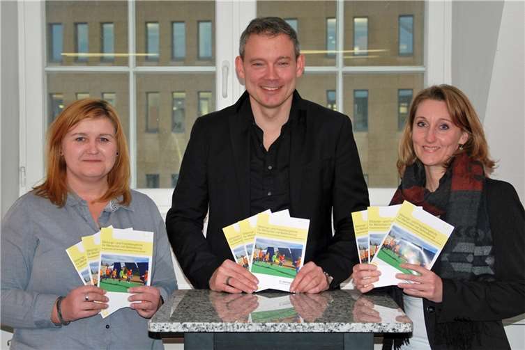 Präsentieren die frisch gedruckten Exemplare der Programmhefte 2016 im Mehrgenerationenhaus in Mayen (von links): Alice Kubinski, Koordinatorin der Ambulanten Dienste im Kreis Ahrweiler, Ruben Kühner, Leiter der Ambulanten Dienste und Koordinator im Kreis Mayen-Koblenz, und Melanie Schäfer, Koordinatorin im Kreis Cochem-Zell.privat