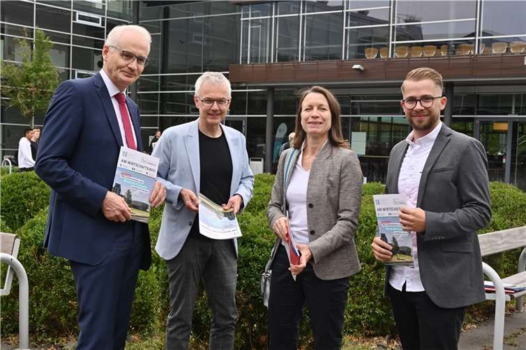 Präsentieren die neue AW-Wirtschaftsinfo (v. l.): RheinAhrCampus Präsident Prof. Dr. Karl Stoffel, Vizepräsident Prof. Dr. Heiko Weckmüller, Landrätin Cornelia Weigand und Timo Schäfer, Wirtschaftsförderung des Kreises hrweiler. Foto: Ahr-Foto