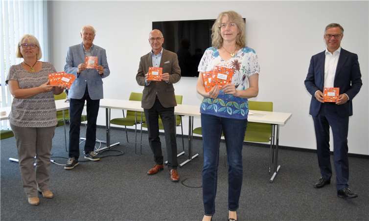 Präsentieren die neue Broschüre „Hilfen in Meckenheim?“, von links: Bettina Hihn, Christian Dürig, Bert Spilles, Sabine Mehrholz und Burchard Kraus.Foto: Stadt Meckenheim
