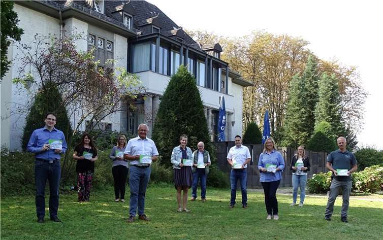 Präsentieren die neue Broschüre „Tagen und mehr“: (v.l.n.r.) Harald Schmillen (Geschäftsführer Wirtschaftsförderungsgesellschaft Neuwied), Martina Beer (Verbandsgemeinde Altenkirchen-Flammersfeld), Julia Kloos-Wieland (Stadt Neuwied), Landrat Achim Hallerbach, Maike Schnatz (Naturpark Rhein-Westerwald), Rolf Schmidt-Markoski (Verbandsgemeinde Altenkirchen-Flammersfeld), Peter Fischer (Verbandsgemeinde Asbach), Anja Hoffmann (Wirtschaftsförderungsgesellschaft Neuwied), Nicole Runkel (Verbandsgemeinde Bad Hönningen), Michael Führer (Verbandsgemeinde Puderbach).Foto: privat