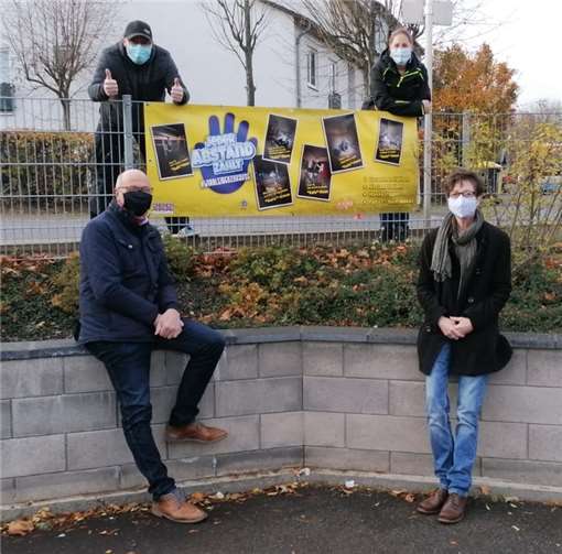 Präsentieren die neue Jugendkampagne zur Einhaltung der Corona-Maßnahmen: (oben v.l.): Ingo Gemein und Tina Noack-Dziuk (Gem. Grafschaft), (unten v.l.): Jürgen Schwarzmann (VG Adenau) und Ane Masen (VG Brohltal).Foto: Generationenbüro der Verbandsgemeinde Adenau