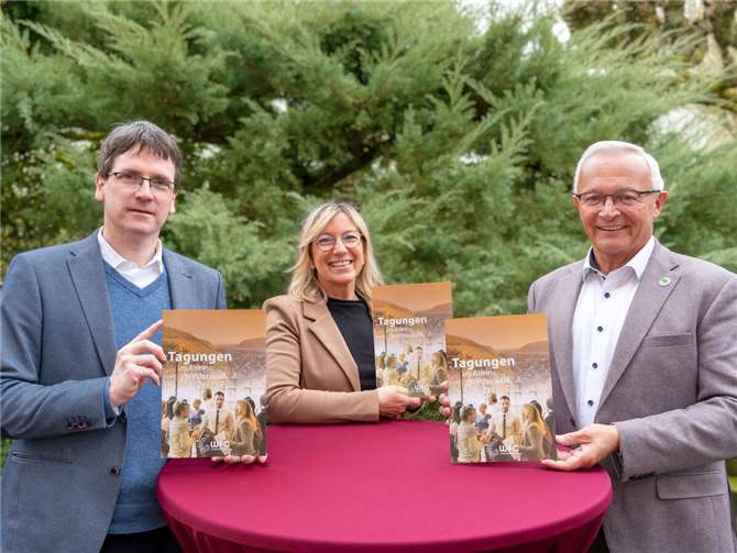 Präsentieren die neue Tagungsbroschüre für heimische Unternehmen (von rechts nach links): Landrat Achim Hallerbach, Projektleiterin Anja Arenz und Geschäftsführer Harald Schmillen, beide WFG Landkreis Neuwied.  Foto: Martin Boden / Kreisverwaltung Neuwied