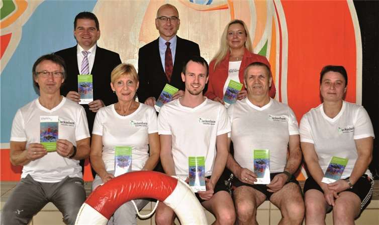 Präsentieren die neuen T-Shirts und den Flyer (v.li.n.re. unten) Udo Schmitz, Badleiterin Inge Amzehnhoff, Benjamin Brühl, Johannes Laier und Elvira Wiedemann; (v.l.n.r. oben) Erster Beigeordneter Holger Jung, BürgermeisterBert Spilles und Fachbereichsleiterin Bildung, Kultur und Sport Susanne Zwicker. Stadt Meckenheim