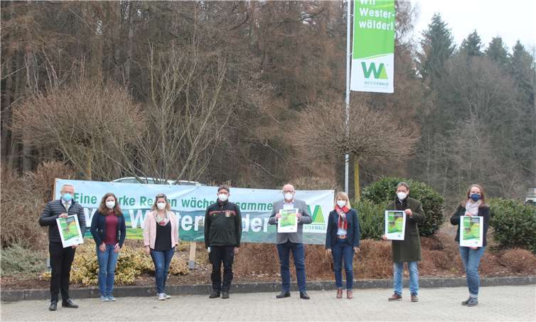 Präsentieren die neuen „Westerwälder Naturerlebnisse 2021“. Bereits im zwölften Jahr erscheint der Veranstaltungskalender für Erlebnis-, Informations- und Weiterbildungsveranstaltungen rund um die Themen Natur und Umwelt in der Region Westerwald. (v.l.n.r.): Achim Hallerbach (Landrat Kreis Neuwied), Hilde Umlauf (Kreisverwaltung Montabaur, Referat Umwelt und Naturschutz) Gabi Schäfer (Kreisverwaltung Neuwied Stabsstelle Energie, Klima und Umwelt), Gerhard Willms (Forstamt Dierdorf) Dr. Peter Endres (Landrat Kreis Altenkirchen), Sandra Köster (Vorständin Wir Westerwälder), ) Achim Schwickert (Landrat Westerwaldkreis), Barbara Hombach (3! Werbeagentur, Hachenburg. Foto: Wir Westerwälder