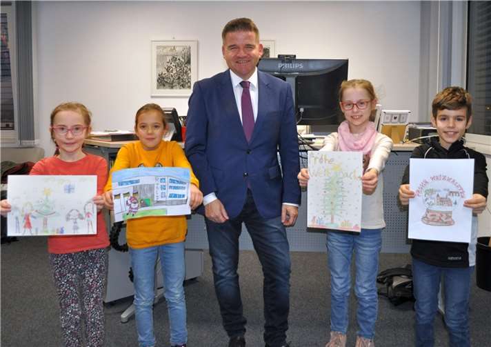 Präsentieren die wundervollen Weihnachtsbilder, von links: Agathe Hübner - Schwester von Theresa, Luciana Noack, Bürgermeister Holger Jung, Theresa Hübner und Nicolas Schaefer. Foto: Stadt Meckenheim