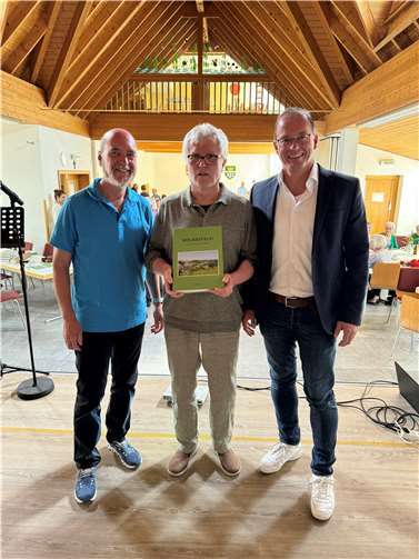 Präsentieren ein starkes Stück Heimat (v. l.): Rudolf Wingender, Ortsbürgermeister Volkesfeld, Rudi Merten, Autor, und Jörg Lempertz, Bürgermeister VG Mendig.  Foto: Ortsgemeinde Volkesfeld