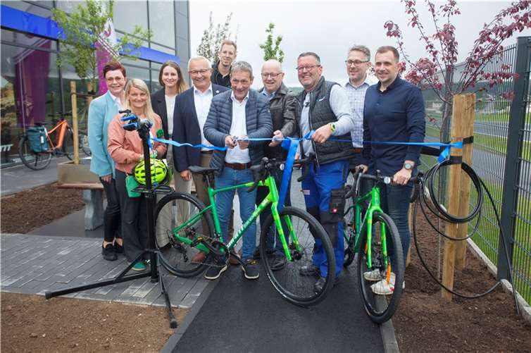 Präsentieren gemeinsam das GraWWel Bike Susanne Görg , Sandra Köster (Wir Westerwälder), Maja Büttner (Westerwald Touristik-Service), Landrat Achim Hallerbach (Kreis Neuwied), Daniel Höhler ( Giant Store Montabaur), Landrat Achim Schwickert (Westerwaldkreis), Landrat Dr. Peter Enders (Kreis Altenkirchen), Thomas Böckling ( Giant Store Montabaur), Maik Nendza ( MEGADesign /Höhr-Grenzhause) , Sebastian Lachermeier (Kreativdirektor / Herschbach). Foto: Wolfgang Tischler