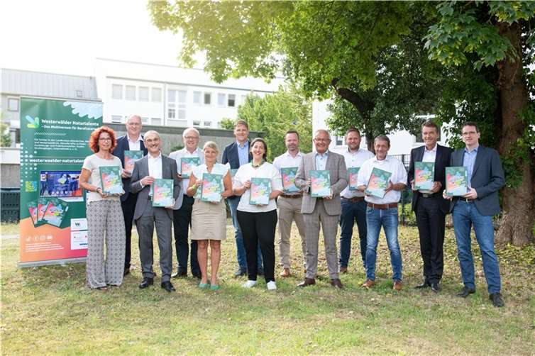 Präsentieren gemeinsam die Ausbildungsfibel für das Ausbildungsjahr 2024: v.l. Anke Hüsch (Projektleiterin ATTENTIO, Hachenburg), Jürgen Marx (Leiter HR Schütz-Group), Dr. Hermann-Josef Richard (Sparkasse Neuwied), Dr. Peter Enders (Landrat Kreis Altenkirchen), Sandra Köster (Vorständin, Wir Westerwälder), Lars Kober (Leiter Wirtschaftsförderung Kreis Altenkirchen), Katharina Schlag (Geschäftsführerin WFG Westerwaldkreis), Patrick Schumacher (Geschäftsführer ATTENTIO, Hachenburg), Achim Hallerbach (Landrat Kreis Neuwied), Sven Becker (Teamleiter Aus- und Weiterbildung Schütz Group), Achim Schwickert (Landrat Westerwaldkreis), Dr. Andreas Reingen (Sparkasse Westerwald Sieg), Harald Schmillen (Geschäftsführer WFG Kreis Neuwied). Foto: Luisa Jungheim ( ATTENTIO, Hachenburg)