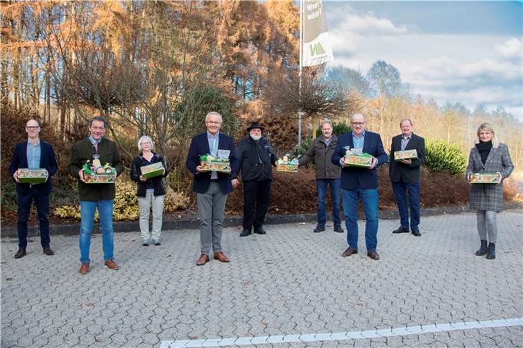 Präsentieren gemeinsam die neue Westerwald Box: v.li. Markus Mille (Geschäftsführer der Kreisbauernverbände AK, NR und WW), Landrat Achim Schwickert (Westerwaldkreis), Sabine Schmidt (Schmidt Kartonage, Norken), Ulrich Schreiber (Vorsitzender des Kreisbauernverbandes Neuwied), Matthias Müller (Vorsitzender des Kreisbauernverbandes Westerwaldkreis), Landrat Dr. Peter Enders (Kreis Altenkirchen), Christoph Schmallenbach (stellv. Vorsitzender des Kreisbauernverbandes Altenkirchen), Sandra Köster ( Vorständin Wir Westerwälder).Quelle: Wir Westerwälder