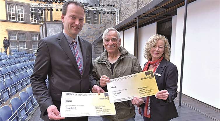 Präsentieren mit Vorfreude die symbolischen Eintrittskarten zum diesjährigen Kinderstück der Burgfestspiele Mayen (v.l.): KSK Vorstandsmitglied Christoph Weitzel, Intendant Peter Nüesch und Michaela Schneider als Betreuerin des Jugendmarktes innerhalb der KSK Mayen. KSK