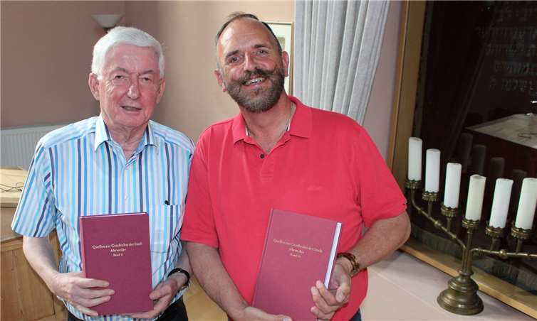 Präsentieren stolz die Bände 10 und 11 der „Quellen zur Geschichte der Stadt Ahrweiler“: Vereinsvorsitzender und Autor Hans-Georg Klein (links) und Karl Heinen, stellvertretender Vorsitzender des Heimatvereins „Alt-Ahrweiler“. Foto: DU