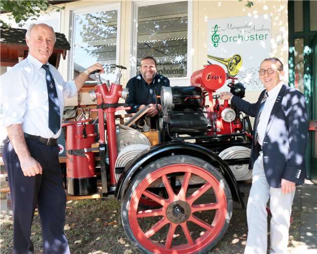 Präsentieren stolz die TS 6/6 Baujahr 1955 (v.l.): Alterskamerad Rainer Hees, Wehrführer Mario Kaspers und Pfarrer Michael Schäfer.-SES-
