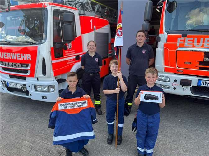 Präsentieren stolz einen Teil der investierten Artikel durch den Förderverein - drei Jungen der "Thurer" Jugendfeuerwehr mit ihrer Jugendfeuerwehrwartin Sarah Gerolstein und Jugendfeuerwehrbetreuer Philipp Neander.  Foto: Eric Brüning