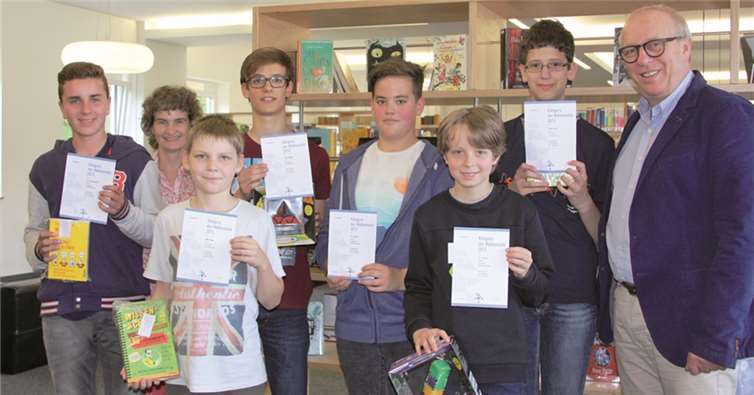 Präsentieren stolz ihre Urkunden: Die Mathe-Asse von der Ahr. privat