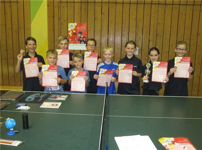 Präsentieren stolz ihre Urkunden: Leo Krall, Luis Hilgert, Nils Petrov, Niklas Hilgert, Tizian Brünicke, Simon Hilgert, Julia Meidt, Sophie Bolkenius, Milena Manner (von links). privat