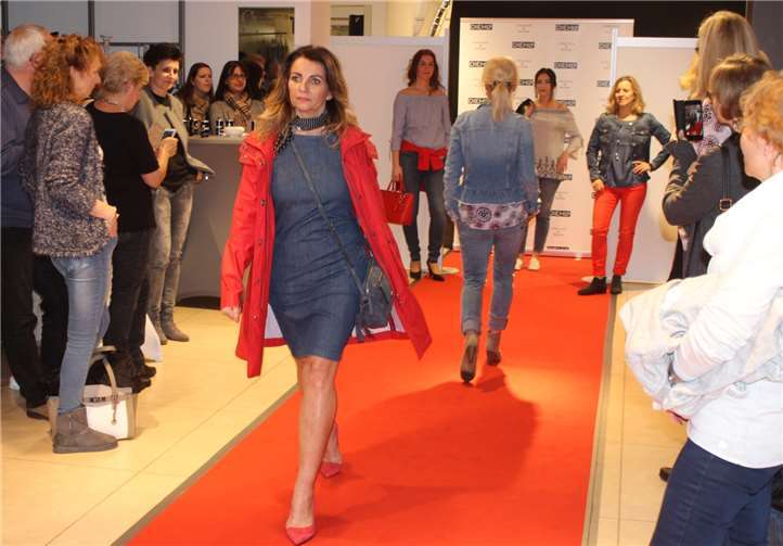 Präsentiert wurden die Outfits keinesfalls von professionellen Models, sondern vielmehr von „Frauen wie Du und Ich“.DU