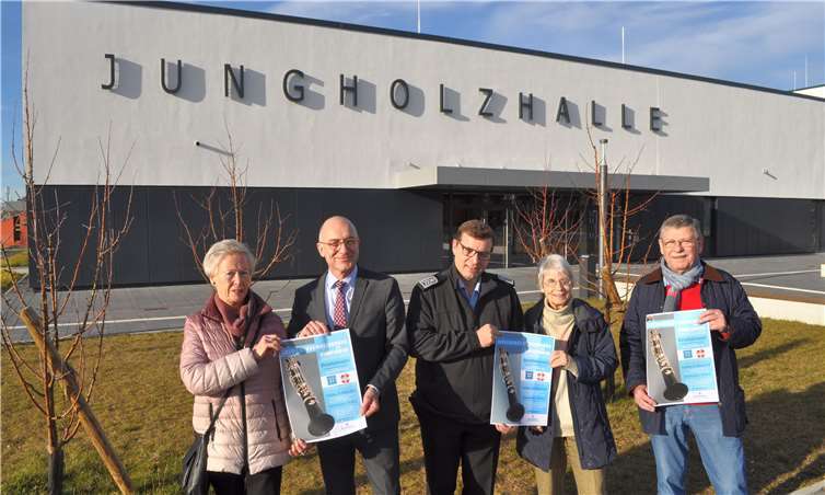Präsentierten das Benefizkonzert des Ausbildungsmusikcorps der Bundeswehr zugunsten der Bürgerstiftung Meckenheim in der Jungholzhalle (v.l.): Christel Werle, Bert Spilles, Ralf Meuser, Erika Neubauer und Bernhard Granz).Foto: privat