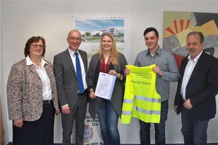 Präsentierten das Energie- und Ressourcenleitbild der Stadt Meckenheim: Kimberly Plankermann (3.v.li.) und Leonhard Breutigam (2.v.re.) mit Bürgermeister Bert Spilles (2.v.li.), Kämmerin Pia-Maria Gietz (li.) und dem Technischen Beigeordneten Heinz-Peter Witt (re.).Stadt Meckenheim