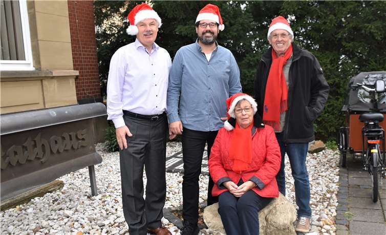 Präsentierten das Programm des diesjährigen Weihnachtsmarktes in Rheinbach (v.l.): Bürgermeister Stefan Raetz, Vorsitzender Gewerbeverein Rheinbach Oliver Wolf sowie Angie und Erich Marschall, die Chefs des Bühnenprogramms. Foto: EICH