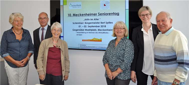 Das Leben im Alter aktiv gestalten Präsentierten das Programm des zehnten Meckenheimer Seniorentags (von links): Ursula Böning (Forum Senioren), Bürgermeister Bert Spilles, Dr. Erika Neubauer (Forum Senioren), die Demografiebeauftragte der Stadt Meckenheim Bettina Hihn, Sonja Schallenberg von der Kreissparkasse Köln und Eberhard Busch (Forum Senioren). Stadt Meckenheim