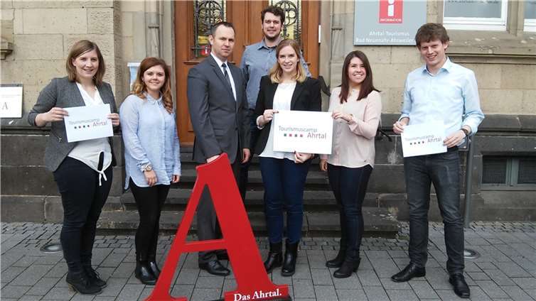 Präsentierten das „Tourismuscamp Ahrtal 2016“ (v. l.): Kirsten Pehl (Aachen Tourist Service), Valeria di Rita (Kur- und Badgesellschaft Bad Aachen), Oliver Piel (stellv. Geschäftsführer Ahrtal-Tourismus), Niklas Knechtges (Vogelsang ip), Caroline Groß (Ahrtal-Tourismus), Lisa Rader (Nationalpark Eifel), Max Breuer (KölnTourismus GmbH). DU
