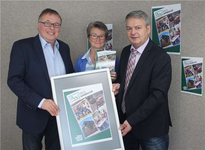 Präsentierten das druckfrische „Heimatjahrbuch Kreis Ahrweiler 2019“ (v.l.:) Landrat Dr. Jürgen Pföhler, Beate Elzer-Föhr (Redaktionsausschuss) und Jürgen Kempenich (Referent für Kreisgeschichte). Foto: DU