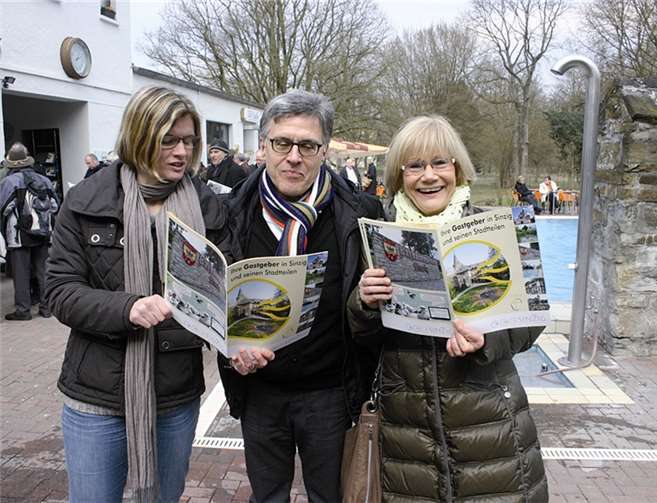 Präsentierten das neue Gastgeberverzeichnis (v. l.): Maike Gausmann-Vollrath, Bürgermeister Wolfgang Kroeger und Brigitte Schmitz-Zokan. RÜ