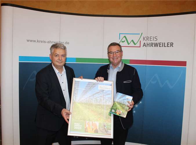 Präsentierten das soeben erschienene Heimatjahrbuch des Kreises Ahrweiler 2025, Jürgen Kempenich (Referent für Kreisgeschichte, links) und der erste Kreisbeigeordnete Horst Gies. Foto: DU