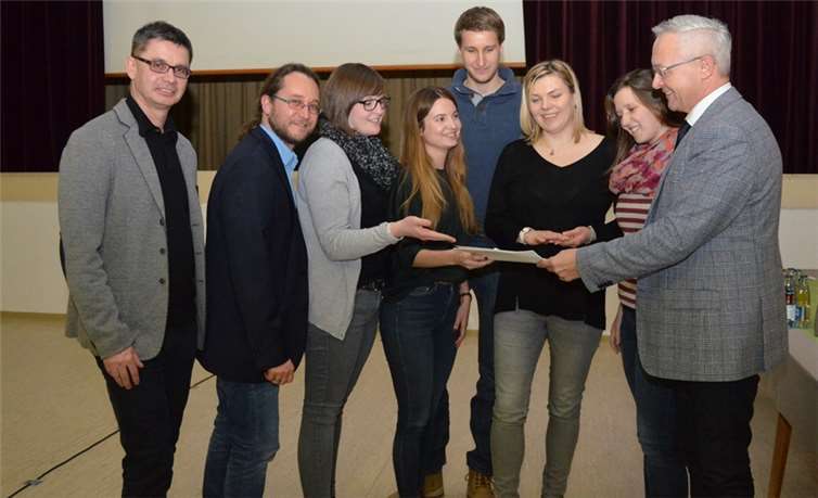 Präsentierten dem Jugendhilfeausschuss des Kreises Neuwied das Forschungsprojekt „Die richtige Hilfe zur richtigen Zeit“: (V.l.) Jürgen Ulrich, Leiter des Kreisjugendamtes Neuwied, und Uwe Kukla, stellvertretender Leiter des Kreisjugendamtes, Katharina Honnef, Tanja Diel, Matthias Frölich, Julia Ommer und Carola Bialdyga von der Universität Koblenz-Landau sowie der Erste Kreisbeigeordnete des Landkreises Neuwied, Achim Hallerbach. Kreisverwaltung