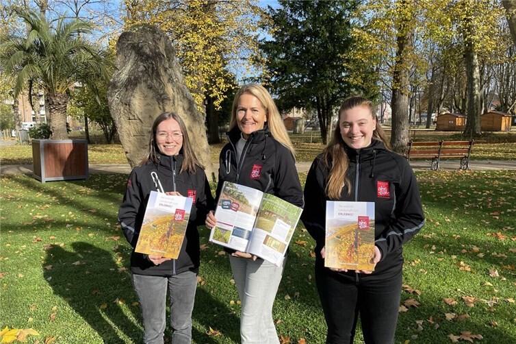 Präsentierten den neuen Ahrtal-Guide 2026: (v.l.) Natalie Reinartz (Projektleiterin), Meike Carll (Tourismus-Referentin) und Lea Engels (Projektmanagerin für Media). Foto: Ahrtal-Tourismus Bad Neuenahr-Ahrweiler e.V.
