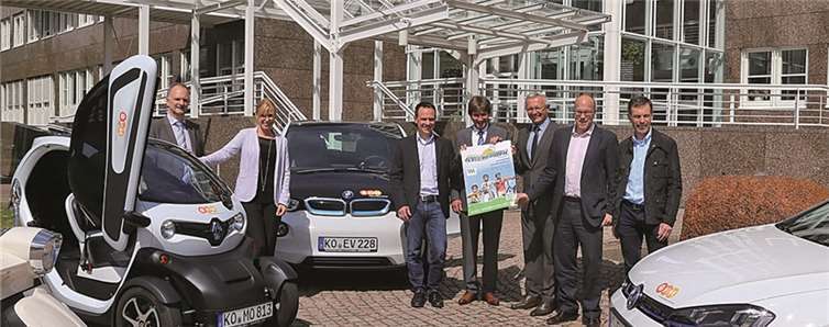 Präsentierten die Angebotspallette für die Ausstellung beim Familienradwandertag (v.l.n.r.): Stefan Daun (Innovationsmanagement evm), Claudia Probst (Leiterin Kommunale Betreuung Städte/Energiepolitik evm), Oliver Franz (Kreisklimaschutzmanager), Berthold Nick (Leiter Kommunale Betreuung Verbands-/Ortsgemeinden evm), Achim Hallerbach (1. Kreisbeigeordneter und Umweltdezernent des Landkreises Neuwied), Christian Schröder (Unternehmenssprecher evm) und Norbert Rausch (Kommunale Betreuung evm).privat