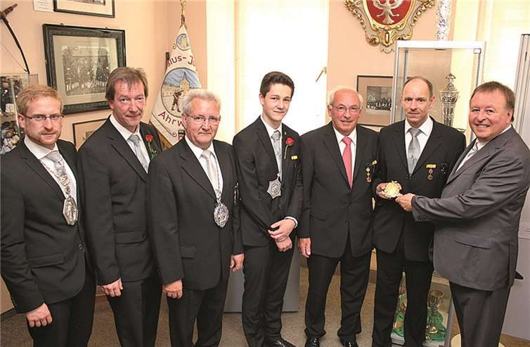 Präsentierten die Ausstellung im Ahrweiler Schützenmuseum und das erste Königsschild von 1813 v.r.: Landrat Dr. Jürgen Pföhler, Aloisius-Jugend-Geschäftsführer Rolf Groß, Museumsleiter Herbert Engel, Aloisiuskönig Marc Terporten, Bürgerschützenmajestät Edgar Flohe, Aloisius-Jugend-Vorsitzender Peter Terporten und Junggesellenkönig Peter Ropertz.Bünnagel