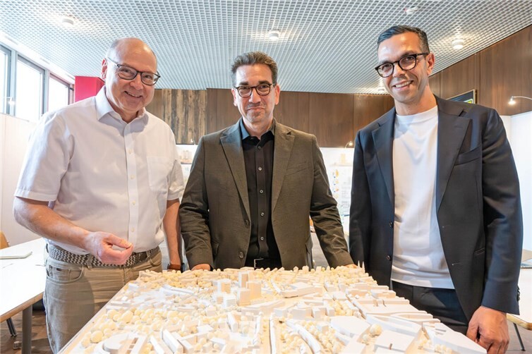 Präsentierten die Ergebnisse des Architektur-Wettbewerbs und den Siegerentwurf: (v.r.) Rachid Jaghou, Betriebsleiter des Städtischen Gebäudemanagements, Oberbürgermeister Guido Déus und Stadtbaurat Helmut Wiesner.