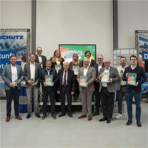 Präsentierten die „Westerwälder Naturtalente“ in der 5.Auflage (vorne von links nach rechts): Sven Becker (Schütz GmbH & Co. KGaA), Lars Kober (WF Kreis Altenkirchen), Achim Schwickert (Landrat Westerwaldkreis), Winfried Heibel (Geschäftsführer der Schütz GmbH & Co. KGaA), Achim Hallerbach (Landrat Kreis Neuwied), Jürgen Marx (Schütz GmbH & Co. KGaA), Dr. Peter Enders (Landrat Kreis Altenkirchen), Patrick Schumacher (ATTENTIO Online- & Werbeagentur GmbH), Harald Schmillen (WFG Kreis Neuwied). Hinten von links nach rechts: Andreas Görg (Sparkasse Westerwald-Sieg), Saskia Schumacher (ATTENTIO Online- & Werbeagentur GmbH), Sandra Köster (Wir Westerwälder gAöR), Katharina Schlag (WFG Westerwaldkreis). Foto: Andreas Linder