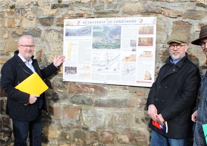 Präsentierten die neue Infotafel, von links Ortsvorsteher Hans-Jürgen Juchem, Gerd Caspers (Vorsitzender Heimat- und Förderverein Lohrsdorf/Green), und Andreas Schmickler (Grafikdesigner und Lokalhistoriker).