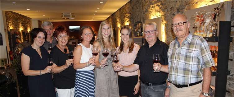 Präsentierten die von der Dagernova Weinmanufaktur gestifteten Weinpokale, von links Elke Surges (Verkehrsverein Weindorf Dernau), Helmut Fischer (Verkehrsverein Weindorf Dernau), Ingrid-Näkel Surges (Vorsitzende WeinKulturDorfDernau), Corinna Gilles (Weinprinzessin), Christina Kurth (Weinkönigin), Elisabeth Kastenholz (Weinprinzessin), Friedhelm Nelles (Geschäftsführer Dagernova Weinmanufaktur), Dieter Mombauer (Verkehrsverein Weindorf Dernau). DU