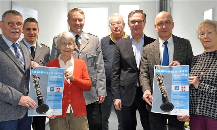 Präsentierten im Rathaus das Benefizkonzert (von links): Bernhard Granz, Mitglied des Stiftungsrats der Bürgerstiftung und Vorsitzender des Bürgervereins, Oberstabsfeldwebel Andreas Hänell, Dr. Erika Neubauer, Vorstand der Bürgerstiftung, Oberstleutnant Michael Euler, Jens Biesterfeldt, Bürgerverein, Burchard Kraus, Vorstand Bürgerstiftung, Bürgermeister Bert Spilles, Vorsitzender des Vorstands der Bürgerstiftung, und Christel Werle, Bürgerverein. Foto: Bürgerstiftung Meckenheim