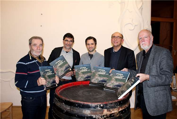 Präsentierten im voll besetzten Ahrweinforum das soeben erschienene Buch „Spuren der Flut im Ahrtal 2021 - Dokumentation, Analyse, Perspektiven“, die Autoren (von links) Winfried Sander, Andreas Schmickler, Dr. Thomas Roggenkamp, Prof. Dr. Dr. Wolfgang Büchs und Dr. Jürgen Haffke. Foto: DU
