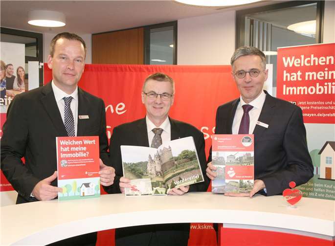 Präsentierten mit „Immobilienmarkt 2019“ den ersten Wohnmarktbericht der Kreissparkasse Mayen: Vorstandsvorsitzender Karl-Josef Esch (v.l.), Verwaltungsratsvorsitzender Landrat Dr. Alexander Saftig und Vorstandsmitglied Christoph Weitzel. WEC