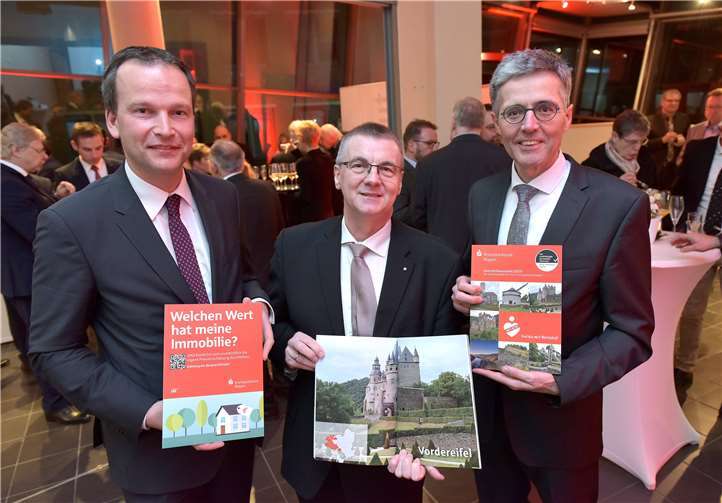 Präsentierten zum Jahresauftakt im Kubus des Mayener Forums die Erstauflage des neuen Wohnmarktberichtes der Kreissparkasse Mayen, v.l. Vorstandsmitglied Christoph Weitzel, Landrat Dr. Alexander Saftig und Vorstandsvorsitzender Karl-Josef Esch. privat
