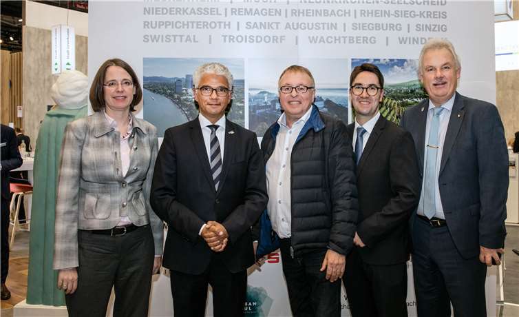 Präsentkierten die Großregion bei der ExpoReal (v. l.): Victoria Appelbe (Wirtschaftsförderin Bonn), Oberbürgermeister Ashok Sridharan, Landrat Dr. Jürgen Pföhler, Kreiswirtschaftsförderer Tino Hackenbruch, Stefan Raetz (Bürgermeister Stadt Rheinbach). Foto: Rainer Rehberg