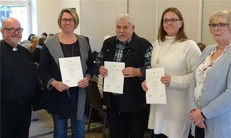 Präses Axel Spiller und stellvertretende Vorsitzende Gabi Kreuzberg gratulieren Tanja Schlösser, Diana Berzen und Hans Bertram für 25 Jahre treue Mitgliedschaft.