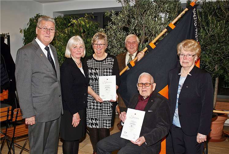 Präses Bernd Schmickler (1.v.l.) und Elisabeth Moeren (1.v.l.) ehrten die Jubilare der Sinziger KolpingfamilieRÜ