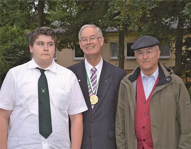 Präses Dechant Dr. Johannes Meyer mit dem Schülerprinz Nikolas Bencic und dem Fördererkönig Horst Kohlhaas.